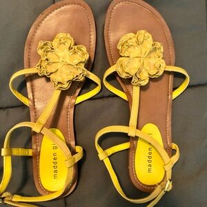🌻 Womens Yellow flower “Madden Girl” flat sandals